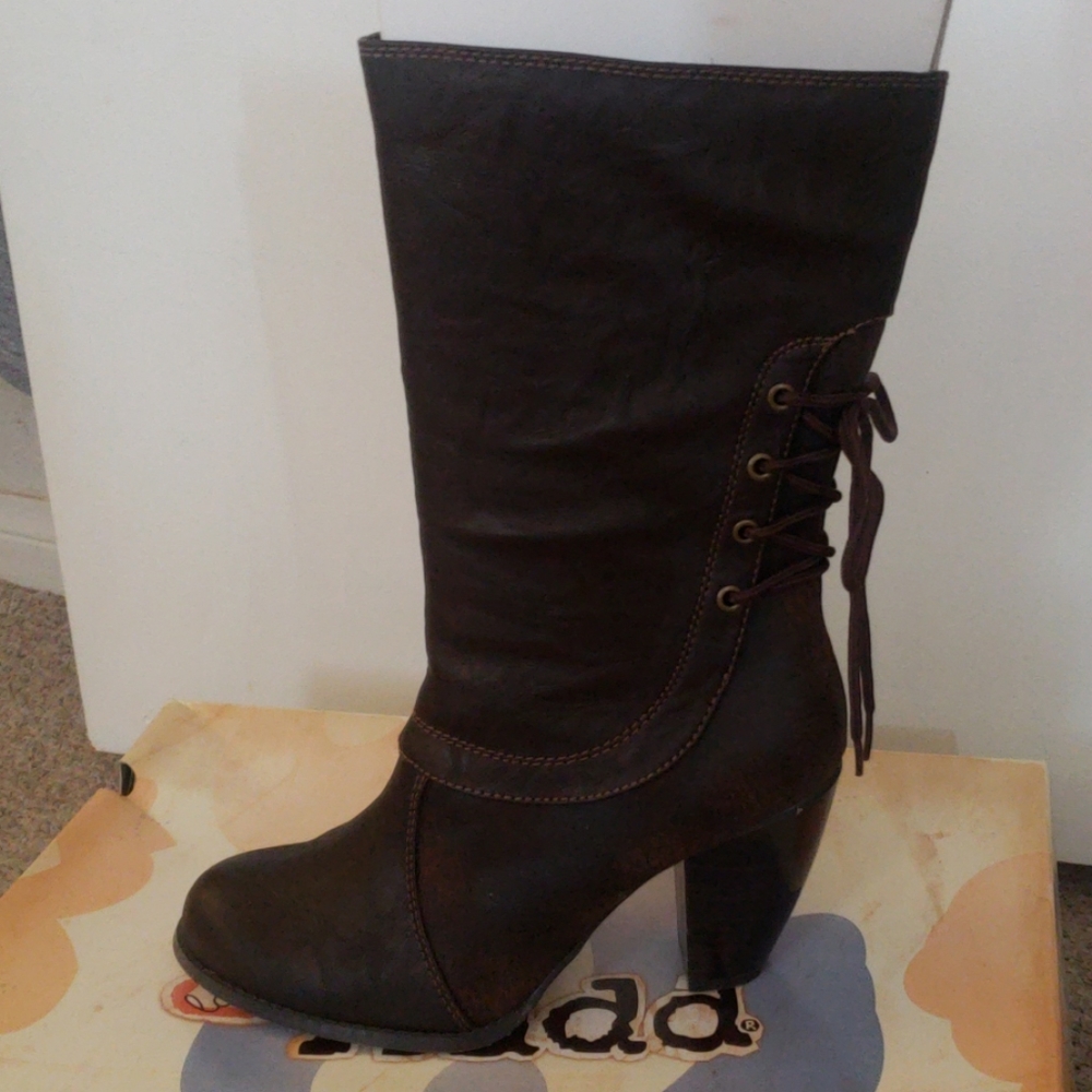 Boots brown size 8
